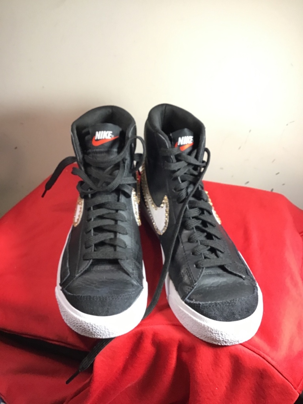 🔥❤️Nike Blazer mid 77 size 6.5Y, some rhinestone are missing left shoe see pics